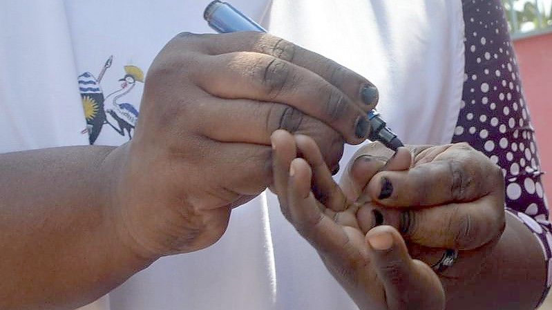 Der Finger eines Kindes wird markiert, nachdem es eine Impfung gegen Polio erhalten hat. Foto: Nicholas Kajoba/XinHua/dpa