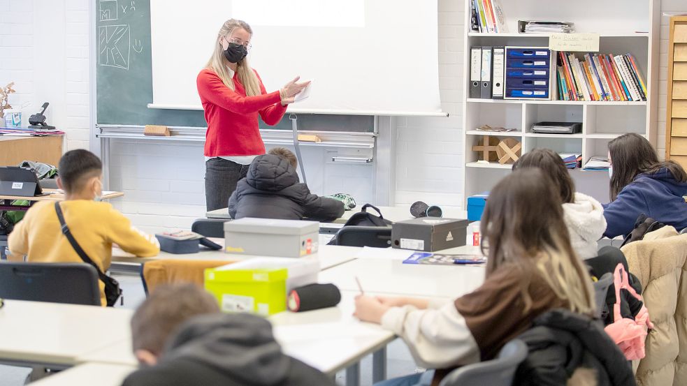 Unterricht mit Maske: Schüler und Lehrer arrangieren sich mit den Corona-Schutzmaßnahmen an den Schulen. Eine Lockerungsdebatte kommt für viele zu früh. Foto: DPA