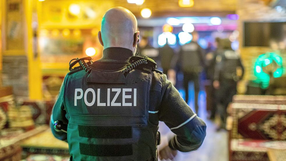 Bei einer Kontrolle beschlagnahmte die Polizei in Bremen rund 40 bis 50 Kilogramm Shisha-Tabak, einen Schlagring und kleine Mengen Betäubungsmittel. (Symbolfoto) Foto: imago images / Reichwein