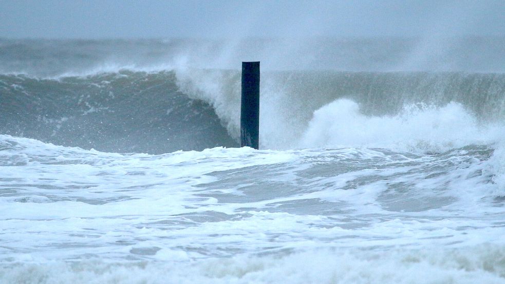 Vom Sturm aufgepeitschte Wellen türmen sich vor dem Norderneyer Strand „Am Cornelius“ auf. Mit „Zeynep“ steht bereits der nächste Sturm in den Startlöchern. Foto: DPA