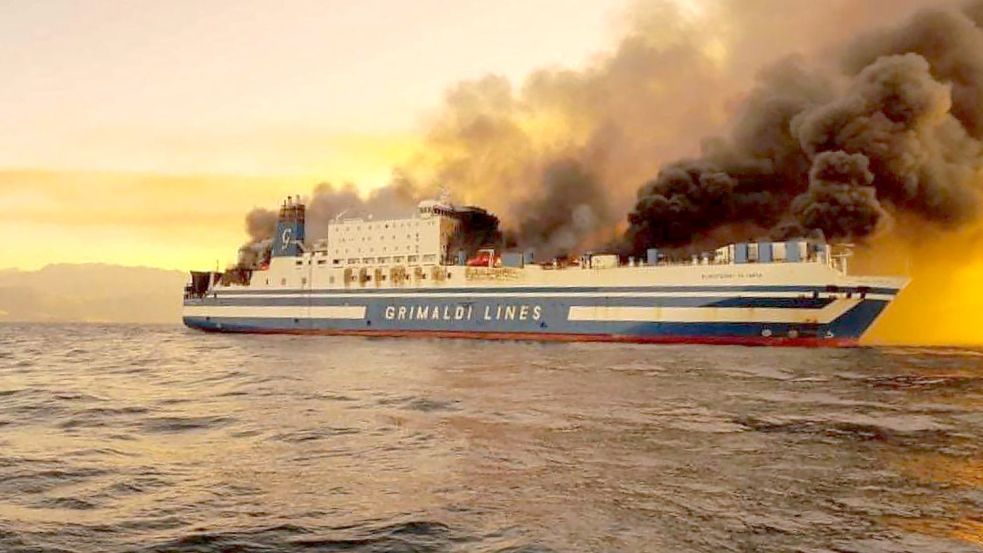 Flammenhölle auf der Autofähre „Euroferry Olympia“ vor Korfu: Elf Menschen werden vermisst. Foto: dpa/Lazos Madikos