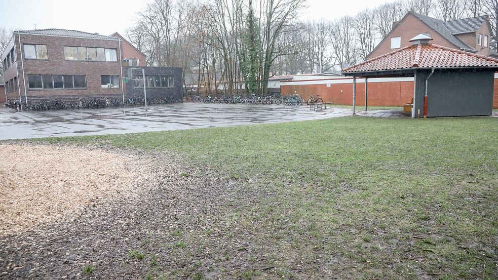 In einer Ecke des Schulhofes wird das neue Gebäude der Realschule entstehen. Der Pavillon muss weichen. Foto: Romuald Banik