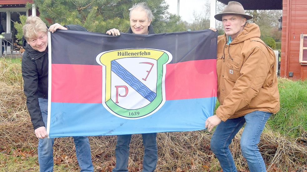 Die Initiatoren des Flaggenprojektes: Manfred Albers (von links), Gottfried Albers und Dr. Hansjörg Heeren. Auf dem Bild fehlt Wolfgang Albers. Fotos: Gerd-Arnold Ubben