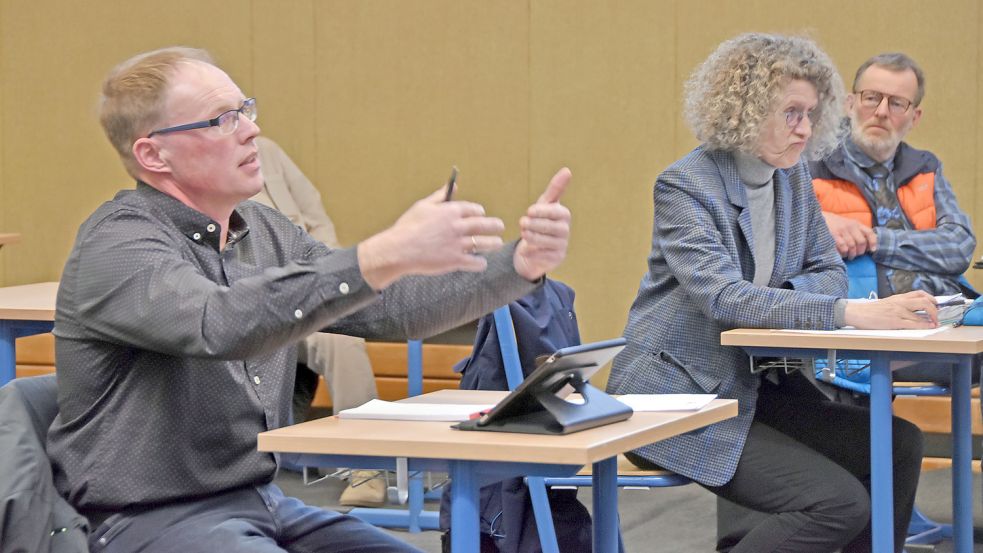 CDU-Ausschussmitglied Heiko Poppinga (von links) hinterfragte die Anträge der Grünen-Vertreter Renate Erdt und Hans-Reiner Stroman kritisch. Foto: Thomas Dirks