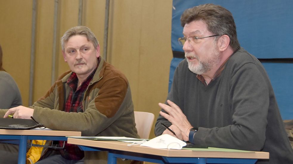 Johann Jungvogel (BWG, links) leitete die erste Sitzung des neuen Ausschusses für Klima, Umwelt- und Artenschutz. Hier erteilte er Verwaltungschef Gerhard Ihmels das Wort. Foto: Thomas Dirks