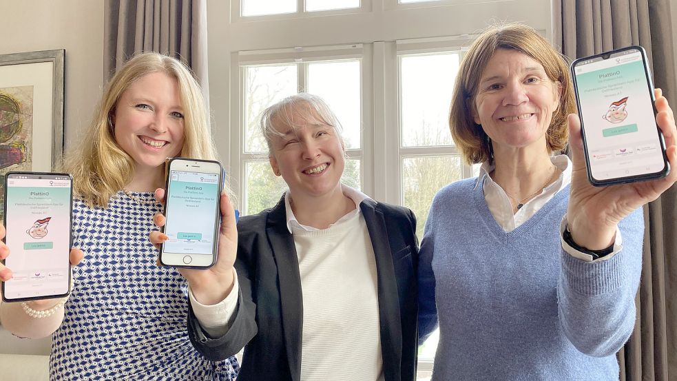 Die Leiterin des Plattdüütskbüros bei der Ostfriesischen Landschaft, Grietje Kammler (von links), Plattdeutschbotschafterin Pamela Pabst und App-Autorin Elke Brückmann zeigen die App Plattino, die in einer neuen Version erschienen ist. Foto: Ostfriesische Landschaft