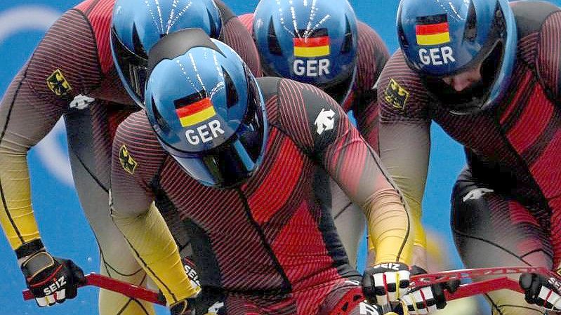 Johannes Lochner (vorn) stellte mit seiner Crew in 4,85 Sekunden den Startrekord auf. Foto: Robert Michael/dpa-Zentralbild/dpa