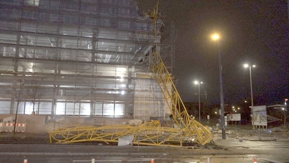 In der Bremer Überseestadt ist ein Baukran umgeweht worden und hat dabei einen angrenzenden Neubau beschädigt. Foto: Nonstopnews