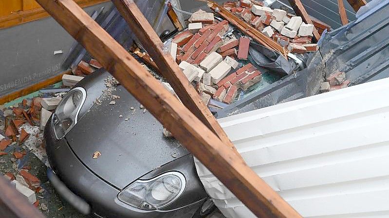 Sturmtief „Zeynep“ hat große Schäden an Häusern und Autos angerichtet. Foto: Lars-Josef Klemmer/dpa