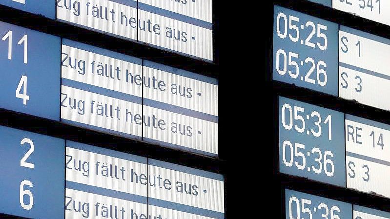 Viele Zugausfälle am frühen Morgen am Essener Hauptbahnhof. Foto: Roland Weihrauch/dpa