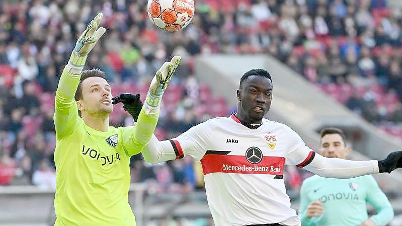 Bochums Torwart Manuel Riemann (l) kommt vor Stuttgarts Silas Katompa Mvumpa an den Ball. Foto: Marijan Murat/dpa