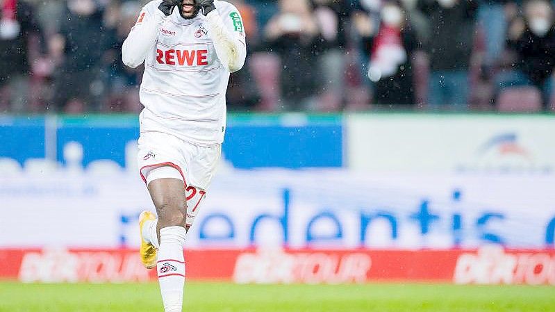 Kölns Anthony Modeste freut sich über sein Tor zum 1:0 gegen Eintracht Frankfurt. Foto: Rolf Vennenbernd/dpa