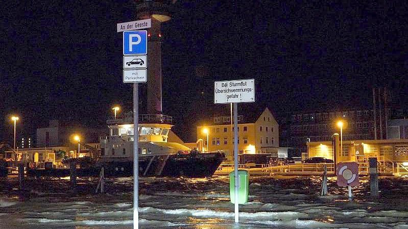 Straßen und Schilder stehen in Bremerhaven unter Wasser. Foto: Jörg Hüneke/Hüneke Filmproduktion/dpa
