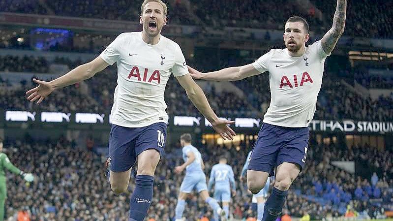 Harry Kane (l) und Pierre-Emile Hojbjerg von Tottenham Hotspur feiern das Tor zum 2:1 gegen Manchester City. Foto: Jon Super/AP/dpa