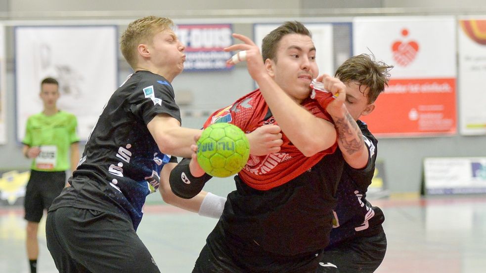 Wie im Hinspiel war OHV-Kreisläufer Nikita Pliuto auch im Rückspiel von der Abwehr des Teams Handball Lippe II (links Niko Blaauw) nicht zu halten. Foto: Bernd Wolfenberg