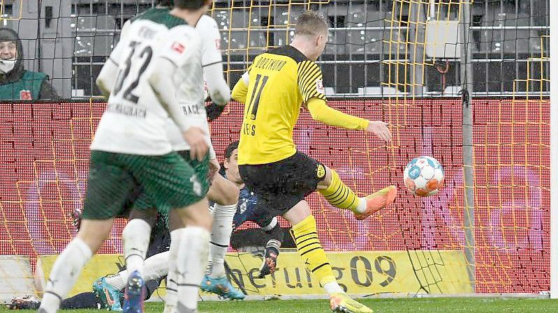 BVB-Kapitän Marco Reus (r) traf zum 1:0. Foto: Bernd Thissen/dpa
