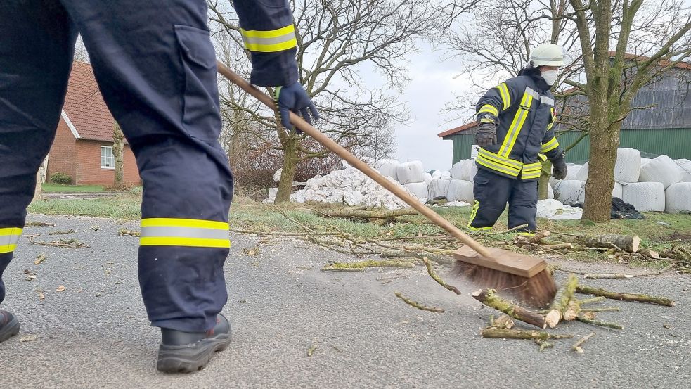 Im Dauereinsatz: Die Feuerwehrleute im Landkreis Aurich (hier in Wiegboldsbur) hatten viel zu tun.. Foto: Feuerwehr