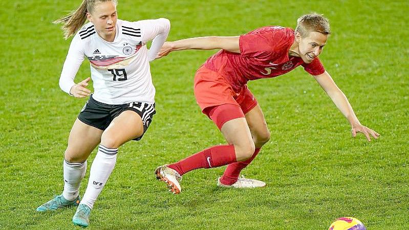 Klara Buhl (l) im Laufduell mit der Kanadierin Quinn. Foto: Joe Giddens/PA Wire/dpa