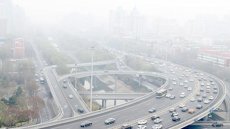 Starker Smog über Peking. Dass sich das Klima sich durch Menschenhand katastrophal verändert, steht fest. Nun geht es um die Folgen und welche Anpassungen für Mensch und Natur nötig sind. Foto: Song Jiaru/Sipa Asia/SIPA Asia via ZUMA Press Wire/dpa