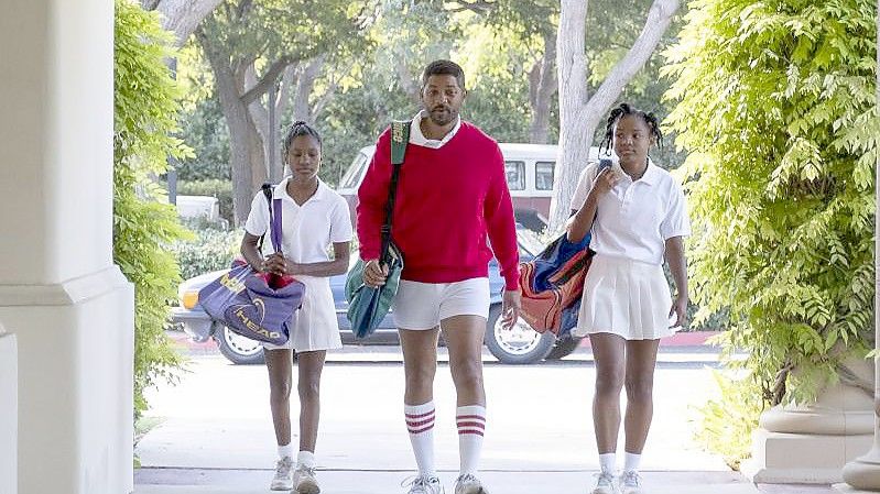 Demi Singleton (l) als Serena, Will Smith als Vater Richard und Saniyya Sidney als Venus Williams in einer Szene des Films "King Richard". Foto: -/Telepool/dpa