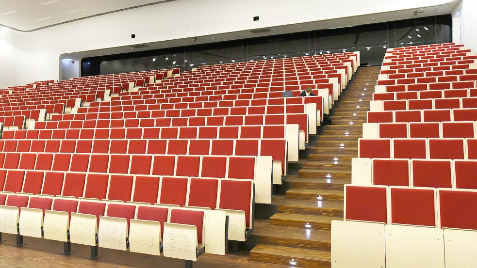 An der Universität sitzt ein Informatikstudent aus dem 5. Semester bei einer digitalen Vorlesung allein im Auditorium maximum. Da er in einer Wohngemeinschaft lebt, nutzt er den offenen Hörsaal für sein Studium. Symbolfoto: DPA