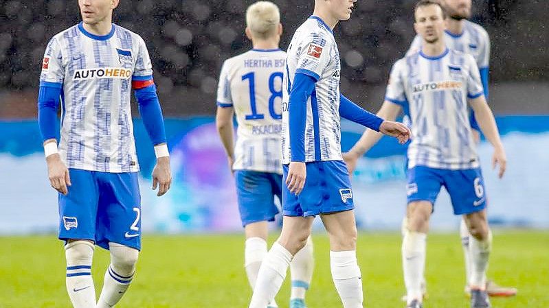 Die Spieler von Hertha BSC sind nach der Niederlage gegen Leipzig enttäuscht. Foto: Andreas Gora/dpa