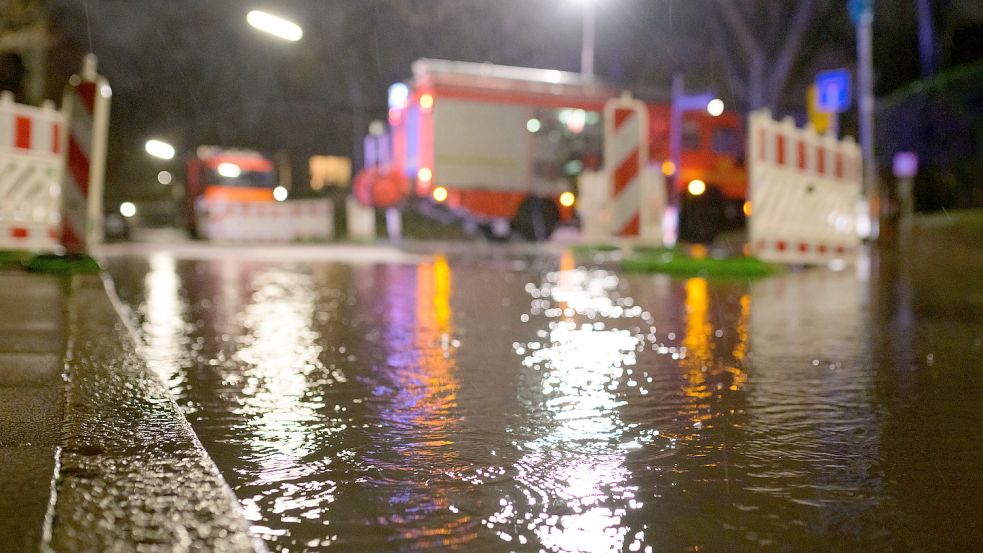 In einigen Gegenden Norddeutschlands hatte die Feuerwehr am Montag bereits mit Überschwemmungen zu tun. Foto: DPA