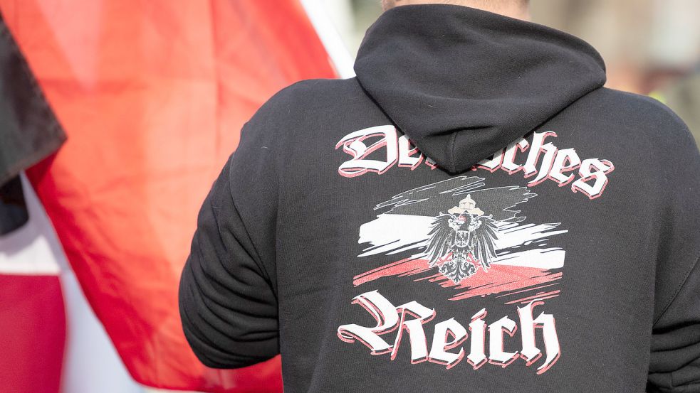 Ein Mann trägt einen Pullover mit dem Aufdruck „Deutsches Reich“ bei einer Demonstration von Reichsbürgern. Foto: DPA