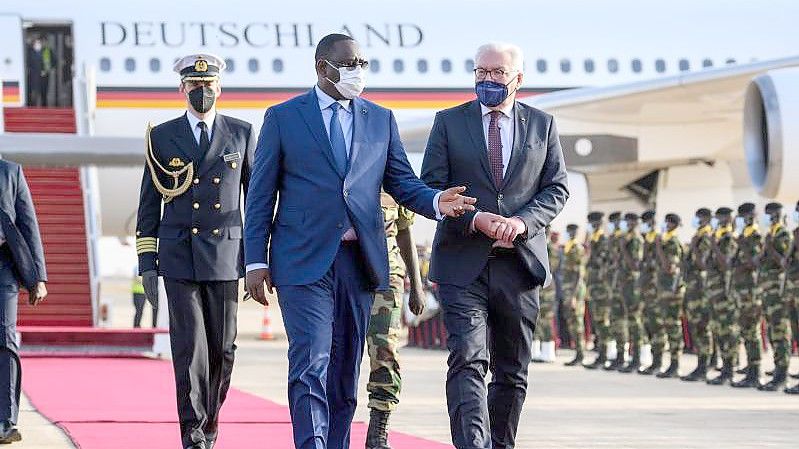 Bundespräsident Frank-Walter Steinmeier wird am Flughafen Blaise Diagne in Dakar von Macky Sall, Präsident von Senegal, begrüßt. Foto: Bernd von Jutrczenka/dpa