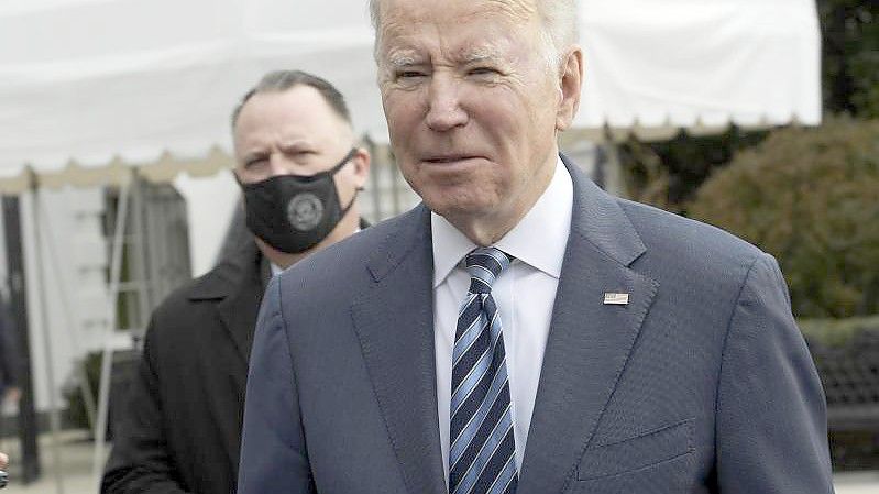 US-Präsident Joe Biden spricht vor dem Weißen Haus mit Journalisten über den Ukraine-Konflikt. Foto: Lenin Nolly/ZUMA Press Wire/dpa