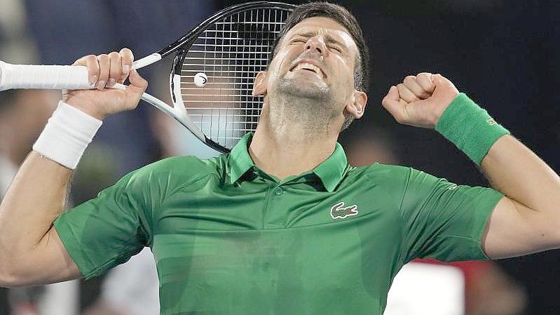 Gewann seine Erstrundenpartie in Dubai gegen den Italiener Lorenzo Musetti souverän: Novak Djokovic. Foto: Kamran Jebreili/AP/dpa