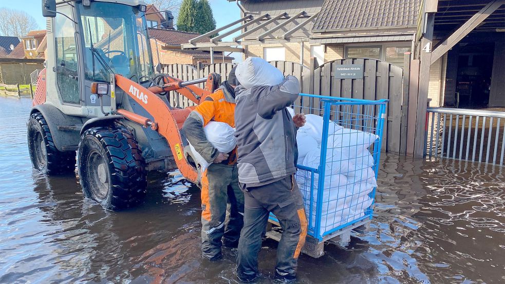 Der Bauhof ist mit schwerem Gerät und Sandsäcken angerückt. Foto: Holger Janssen