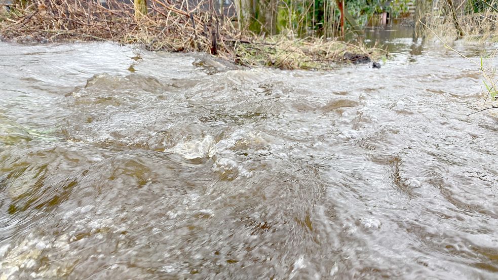 Mit ordentlicher Strömung läuft immer mehr Wasser nach. Foto: Holger Janssen