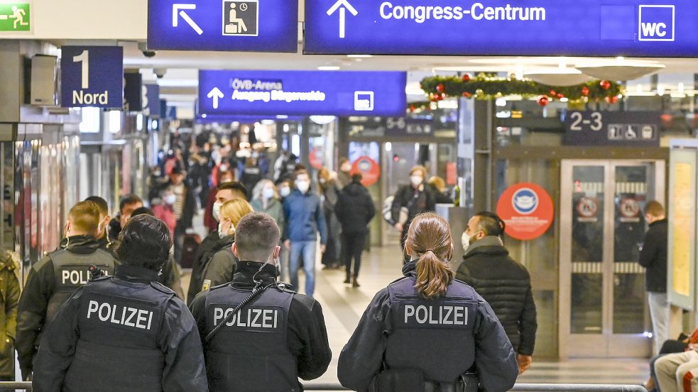Polizisten am Bremer Hauptbahnhof: Ein übergewichtiger Randalierer stellte die Beamten vor Beförderungsprobleme. (Symbolbild) Foto: dpa/Karsten Klama
