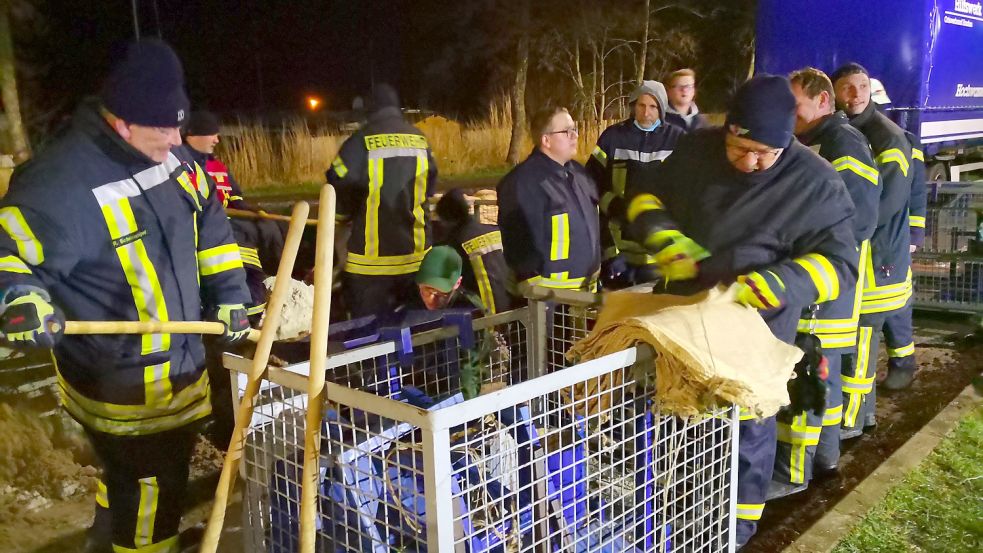 Mit vereinten Kräften und einigen freiwilligen Helfern befüllten Feierwehrleute Sandsack um Sandsack. Foto: Karin Böhmer