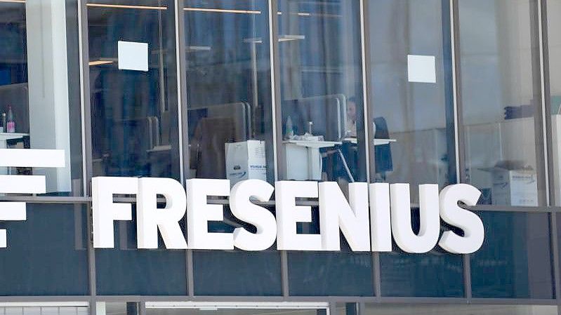 Fresenius will bis 2023 mindestens 150 Millionen Euro einsparen. Foto: Arne Dedert/dpa