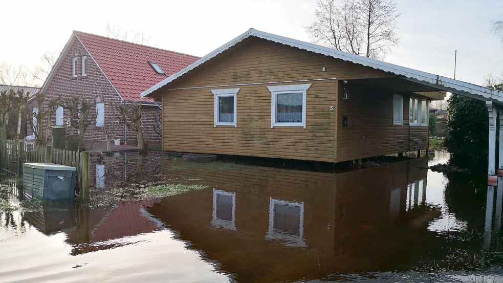 Die Häuser auf Stelzen sind besser mit der Flut klargekommen als andere. Foto: Karin Böhmer