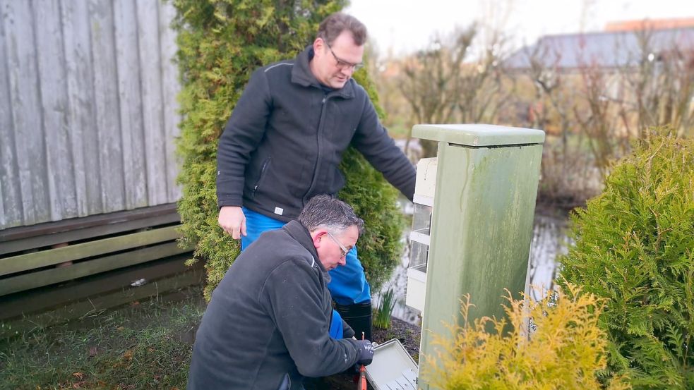 EWE-Mitarbeiter prüfen an jedem Haus, ob der Strom wieder eingeschaltet werden kann. Foto: Karin Böhmer