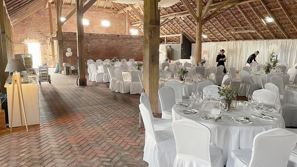 In der Scheune eines Gulfhofes in Riepsterhammrich sollen bald Hochzeiten gefeiert werden. Foto: Haase Catering