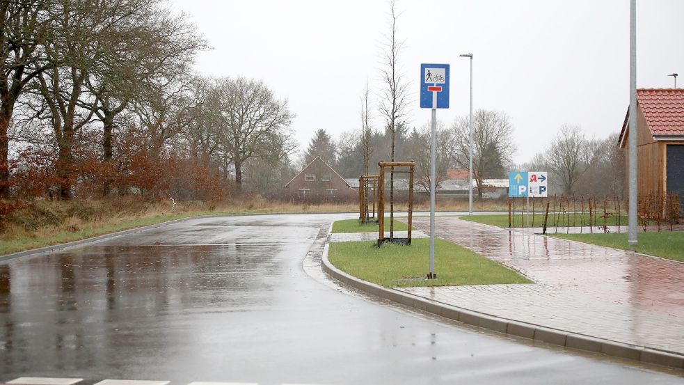 Rechts geht es zur Schirumer Hausarztpraxis – geradeaus werden die Augenärzte ihren neuen Standort bauen. Foto: Romuald Banik