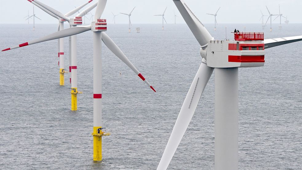 Zwei Techniker auf einer Generatorgondel eines Windkraftrades des Offshore-Windparks „Nordsee 1“ vor der ostfriesischen Insel Spiekeroog. Foto: Wagner/dpa