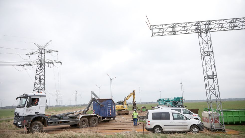 Zum Schutz des Straßenverkehrs werden Schutzgerüste an den Baustellen aufgebaut. Zunächst werden bei der Demontage die Mast-Teile mit Containern abgefahren. Später werden auch die Metallplatten aufgeladen und zur nächsten Baustelle gefahren. Foto: Romuald Banik