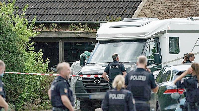 In dem Haus in Dänischenhagen bei Kiel wurden zwei Tote gefunden. Die Anklage wirft dem 48-jährigen Angeklagten insgesamt drei Morde aus Heimtücke und niedrigen Beweggründen vor. Foto: Axel Heimken/dpa