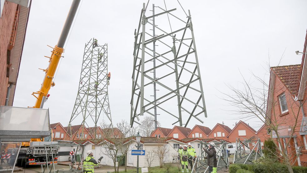 Nach den zwei Traversen waren die Bauteile des Turms dran. Foto: Romuald Banik