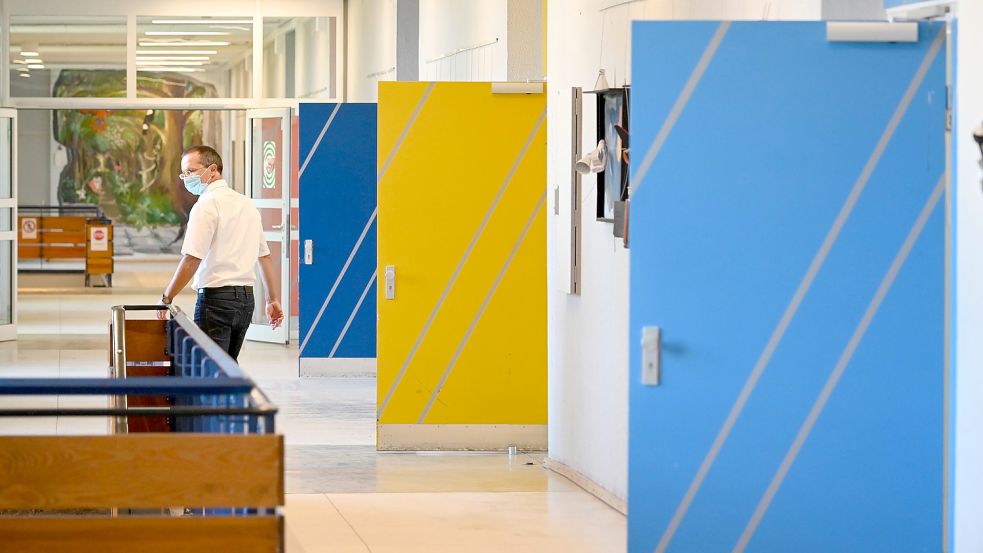 Allein auf weiter Flur: Viele Leitungsstellen an Schulen können in Niedersachsen nur schwer besetzt werden. Schulleiter aus dem Kreis wünschen sich daher bessere Rahmenbedingungen und ein Team an ihrer Seite. Foto: DPA
