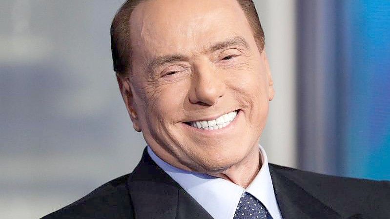 Eine Sängerin aus Sardinien beschreibt Silvio Berlusconi als „absolut respektable und sehr großzügige Person“. Foto: Andrew Medichini/AP/dpa