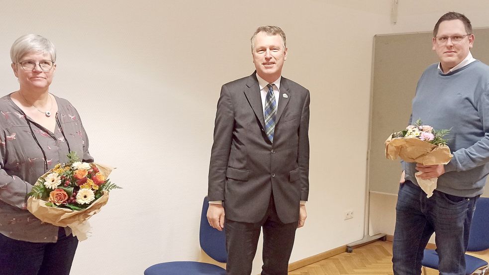 Bürgermeister Arno Ulrichs (Mitte) überreichte den neuen Plattdeutschbeauftragten Gerda Hinrichs und Jens Jeremiassen zur Begrüßung Blumensträuße. Foto: Imke Cirksena
