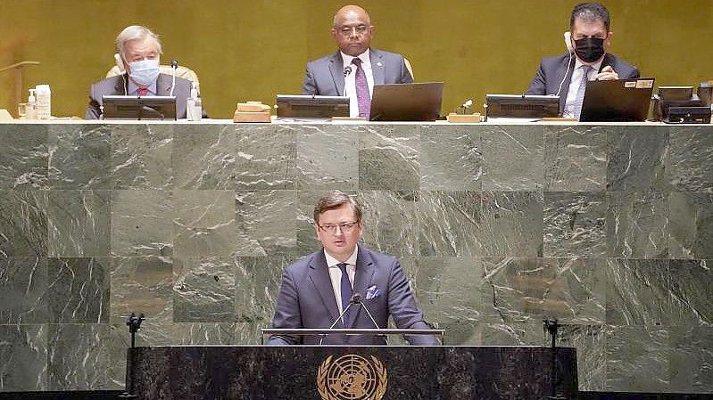 Der ukrainische Außenminister Dmytro Kuleba spricht in der UN-Vollversammlung. Foto: John Minchillo/AP/dpa