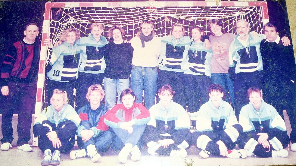Die Frauen des TuS Aurich-Ost spielten früher in der Handball-Oberliga. Zum Team gehörten: Betreuer Hans-Hugo Janssen (oben von links), Silke Schmidt, Tanja Lühring, Tanja Janssen, Marion Extra, Maike Antoni, Bianca Fokken, Inka Fink, Trainer Peter Pasenau, Betreuer Willi Schmidt, Bettina Willms (unten von links), Dagmar Willms, Gesa Decking, Petra Hambacher, Christa Podciarski, Birgit Dziura.Fotos: privat/ Gerd-Arnold Ubben