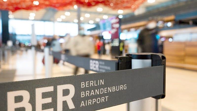 Der Flughafen Berlin Brandenburg (Symbolbild). Nach den Plänen für die Neuregelungen sollen Reiseländer nur noch als Hochrisikogebiete mit weitergehenden Auflagen bei der Rückkehr eingestuft werden, wenn dort Varianten mit „stärker krankmachenden Eigenschaften“ grassieren als Omikron. Foto: Christophe Gateau/dpa